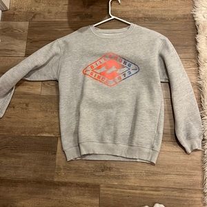woman’s grey crew neck